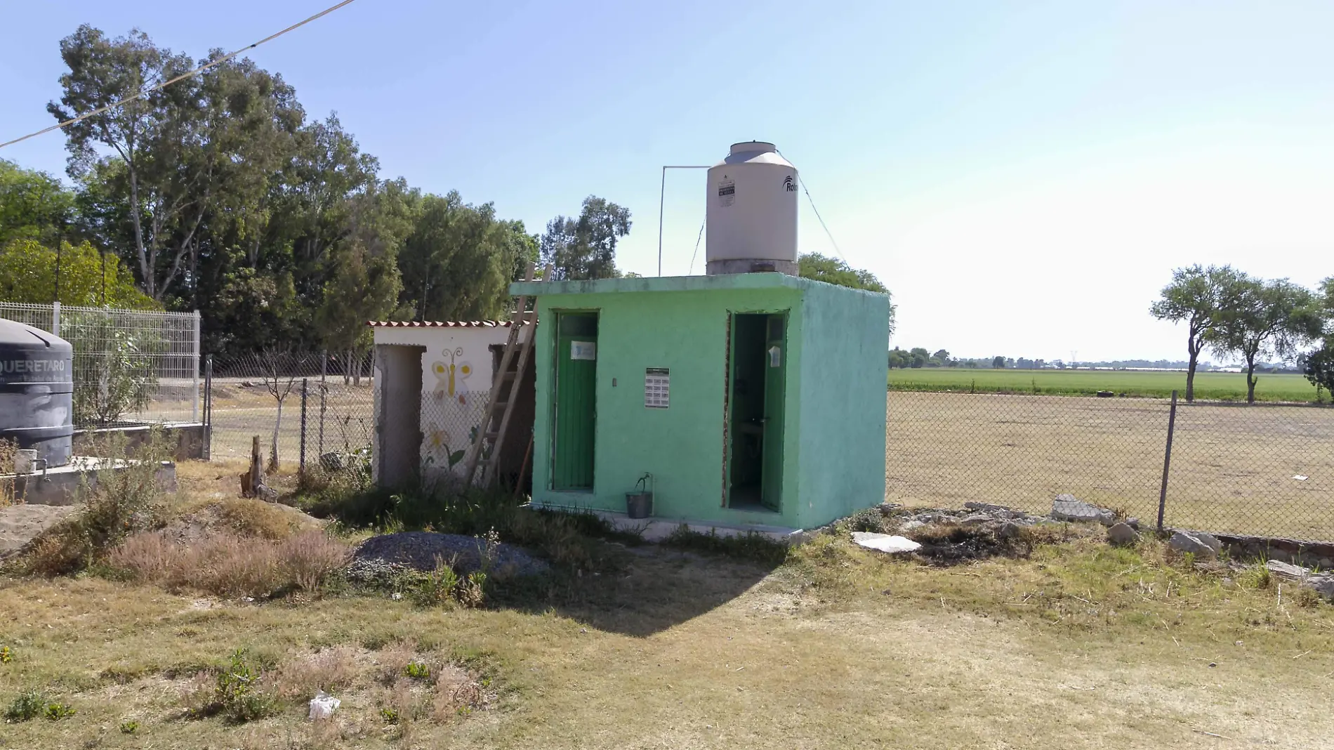 La escuela comunitaria de Chintepec requiere dignificación de sanitarios y la construcción de la barda perimetral. Foto César Ortiz